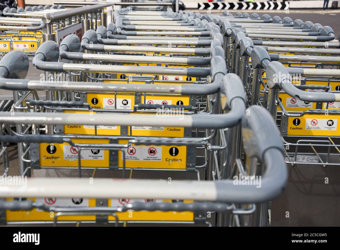 Gros plan des chariots à bagages empilés à l'extérieur du terminal Queens, aéroport de Heathrow, Londres, Royaume-Uni Banque D'Images