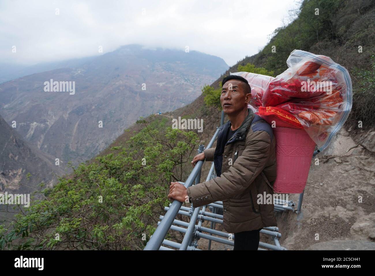 Pékin, province chinoise du Sichuan. 13 mai 2020. Le 13 mai 2020, le PEm's Dati regarde le village d'Atulieer en haut d'une falaise, alors qu'il se dirige vers sa nouvelle maison dans une nouvelle communauté de relocalisation du comté de Zhaojue, dans la province du Sichuan, dans le sud-ouest de la Chine. Credit: Jiang Hongjing/Xinhua/Alay Live News Banque D'Images