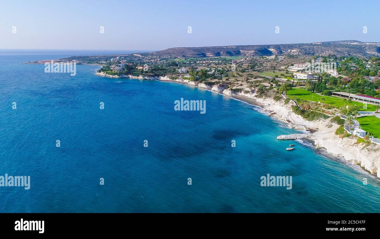 Vue aérienne de la côte et craie blanche big rock à Governor's beach, Limassol, Chypre. Les falaises de pierre abruptes et Deep Blue Sea waves crush Banque D'Images