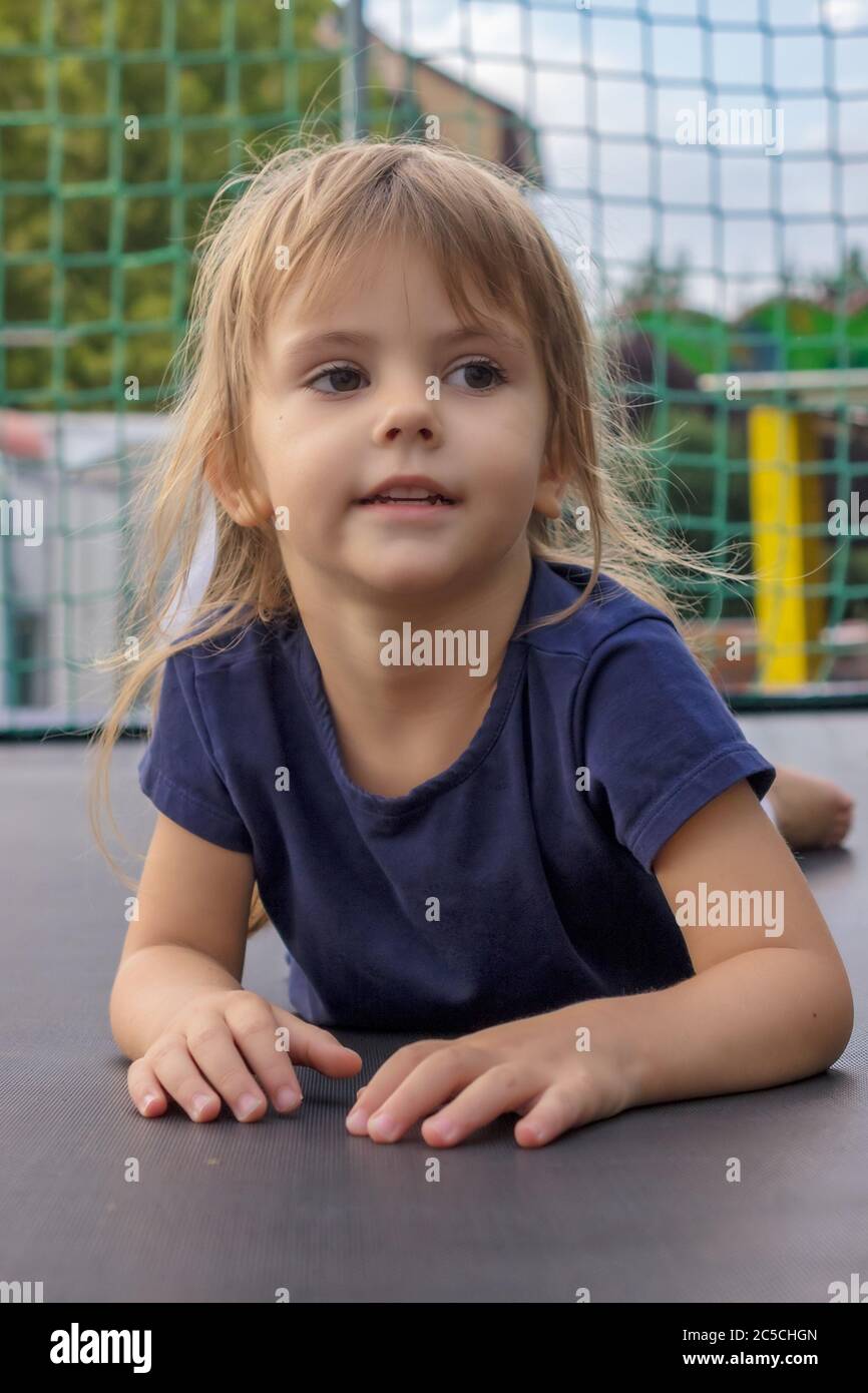 portrait d'une petite fille dans la marche Banque D'Images