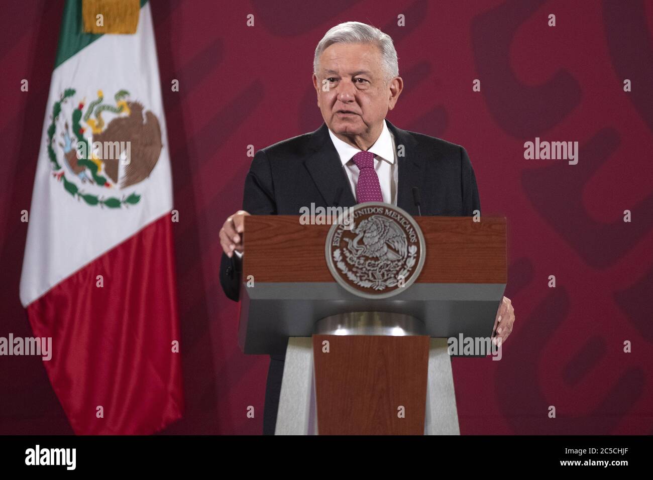 Mexico, Mexique. 1er juillet 2020. Le président mexicain Andres Manuel Lopez Obrador prend la parole lors d'une conférence de presse à Mexico, Mexique, le 1er juillet 2020. L'Accord États-Unis-Mexique-Canada (USMCA) est entré officiellement en vigueur mercredi, remplaçant l'Accord de libre-échange nord-américain (ALENA), vieux de 26 ans. Crédit: STR/Xinhua/Alay Live News Banque D'Images
