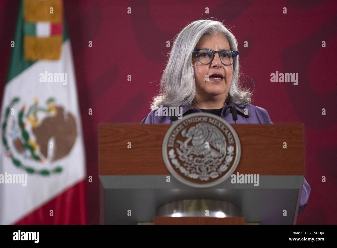 Mexico, Mexique. 1er juillet 2020. La ministre de l'économie mexicaine Graciela Marquez prend la parole lors d'une conférence de presse à Mexico, Mexique, le 1er juillet 2020. L'Accord États-Unis-Mexique-Canada (USMCA) est entré officiellement en vigueur mercredi, remplaçant l'Accord de libre-échange nord-américain (ALENA), vieux de 26 ans. Crédit: STR/Xinhua/Alay Live News Banque D'Images
