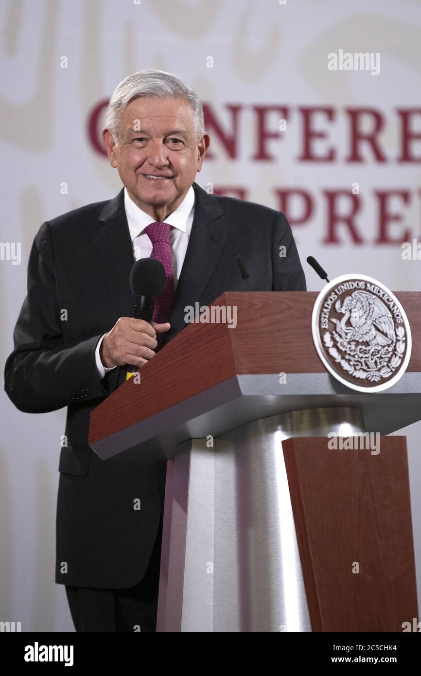 Mexico, Mexique. 1er juillet 2020. Le président mexicain Andres Manuel Lopez Obrador réagit lors d'une conférence de presse à Mexico, Mexique, le 1er juillet 2020. L'Accord États-Unis-Mexique-Canada (USMCA) est entré officiellement en vigueur mercredi, remplaçant l'Accord de libre-échange nord-américain (ALENA), vieux de 26 ans. Crédit: STR/Xinhua/Alay Live News Banque D'Images