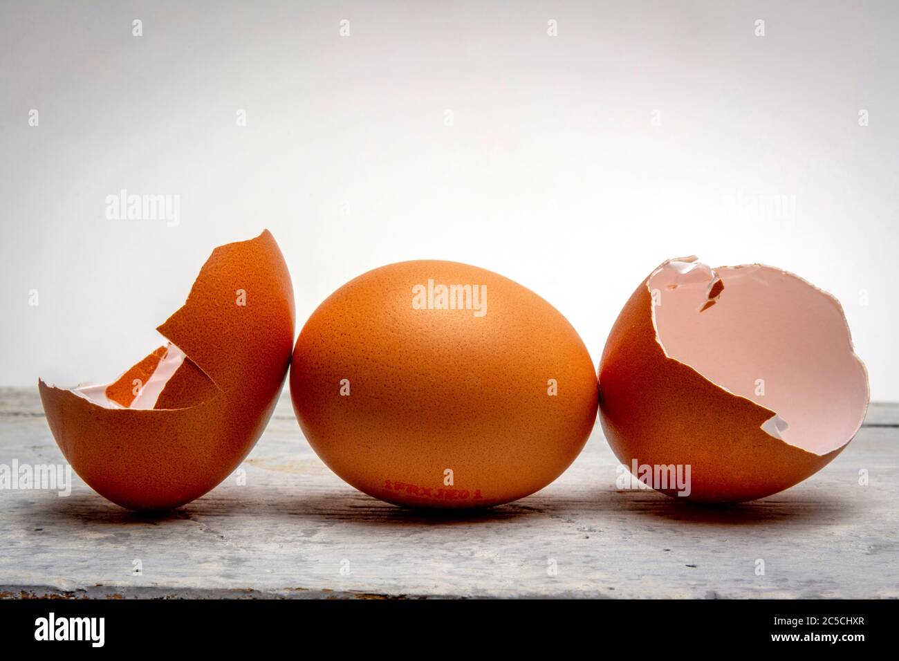 Groupe de coquilles d'œufs cassés isolated Banque D'Images
