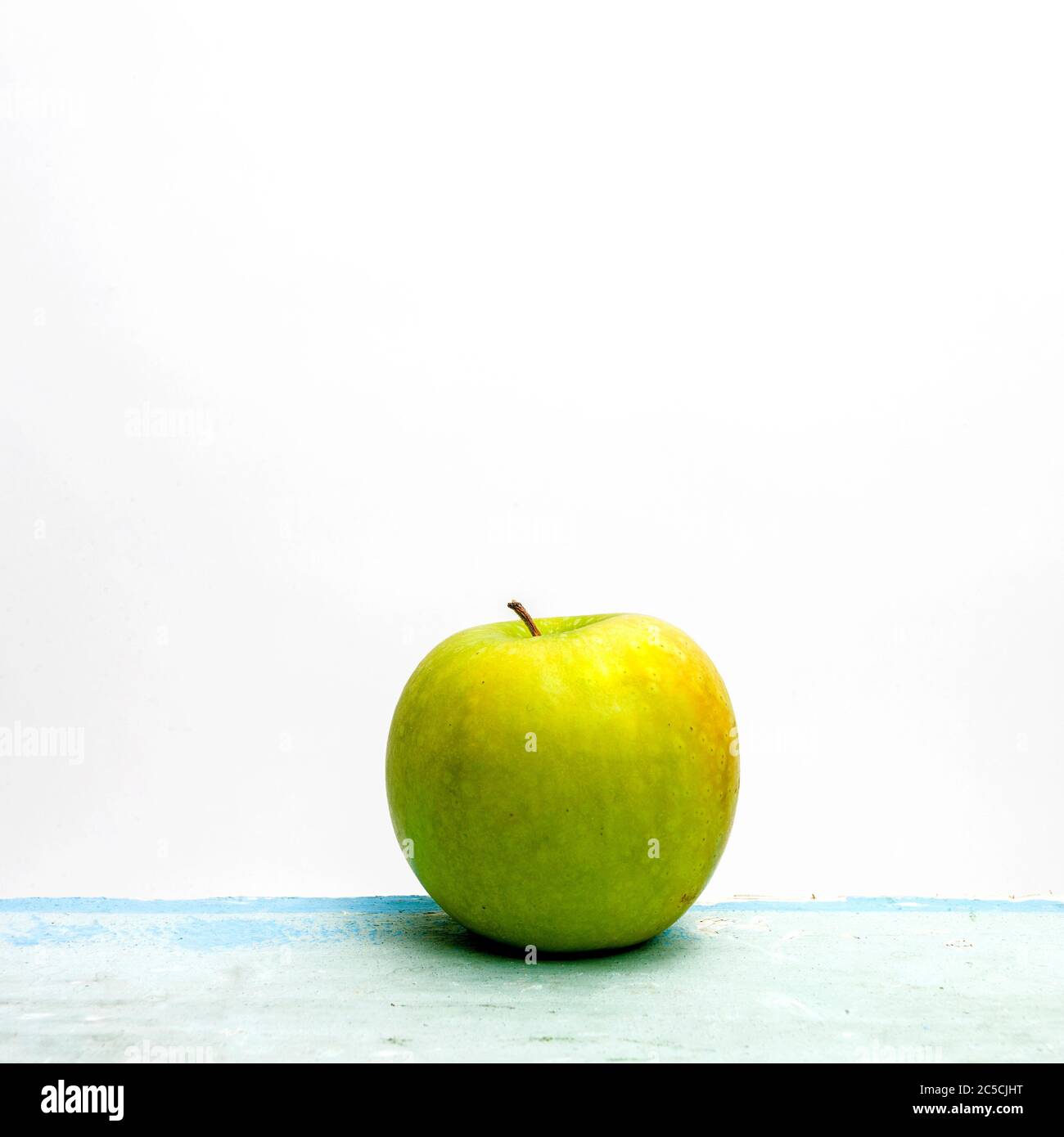 Pomme sur un fond blanc Banque D'Images