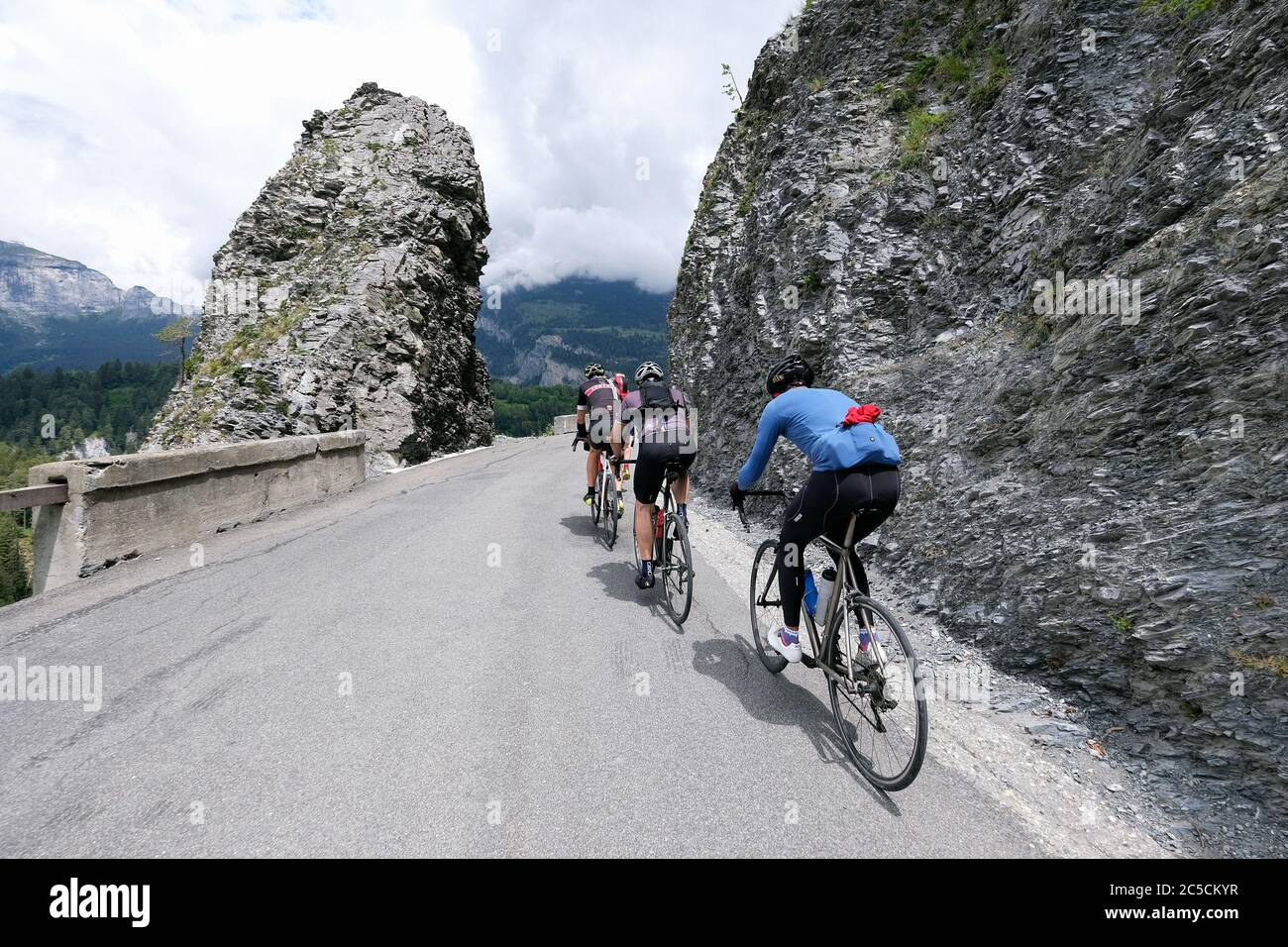 Course cycliste sur l'ancien passage entre Valendas et Bonaduz dans les Alpes suisses, dans le canton des Grisons, en Suisse. Banque D'Images