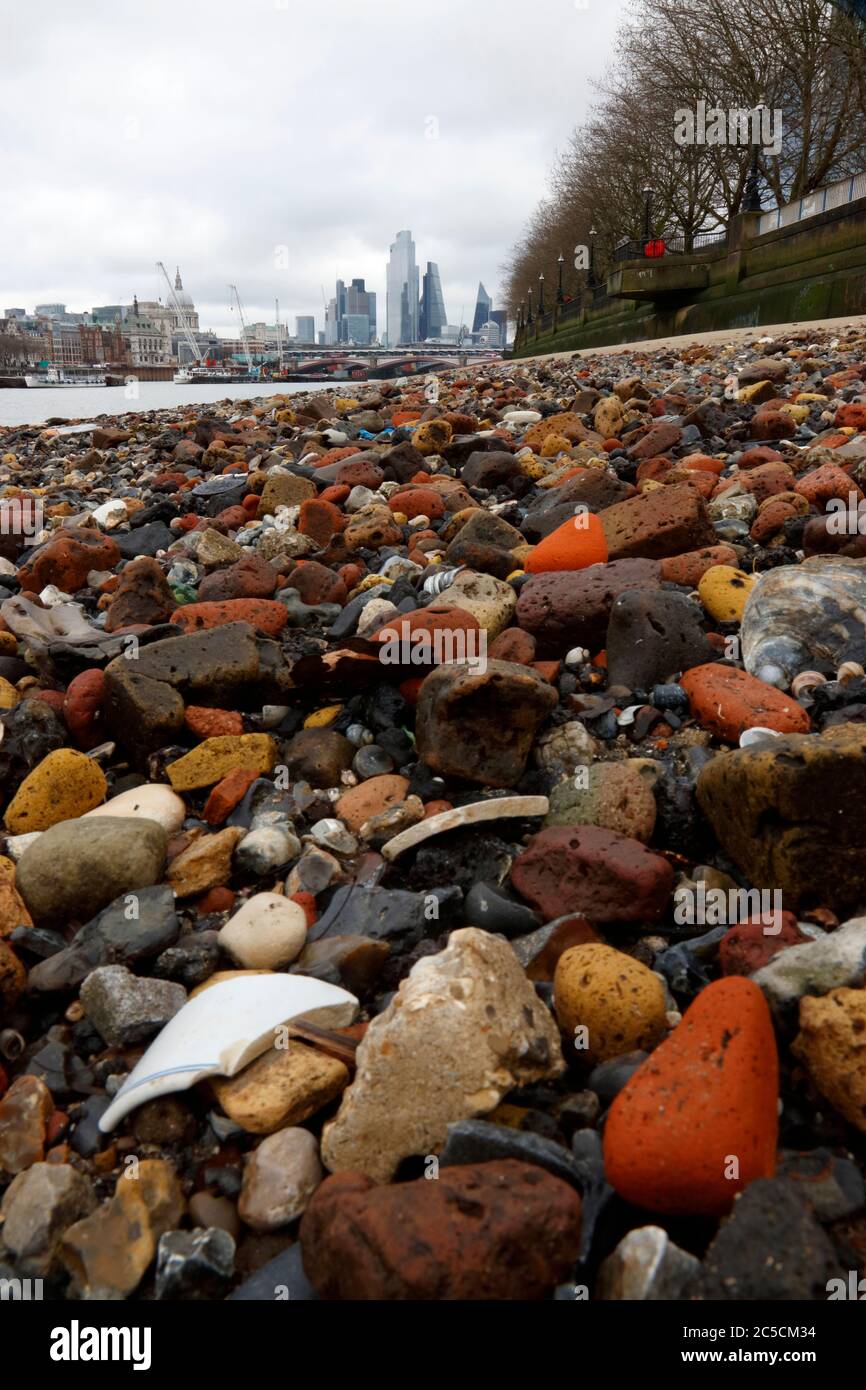 Ville de Londres depuis la Tamise à marée basse, South Bank, Londres, Royaume-Uni Banque D'Images