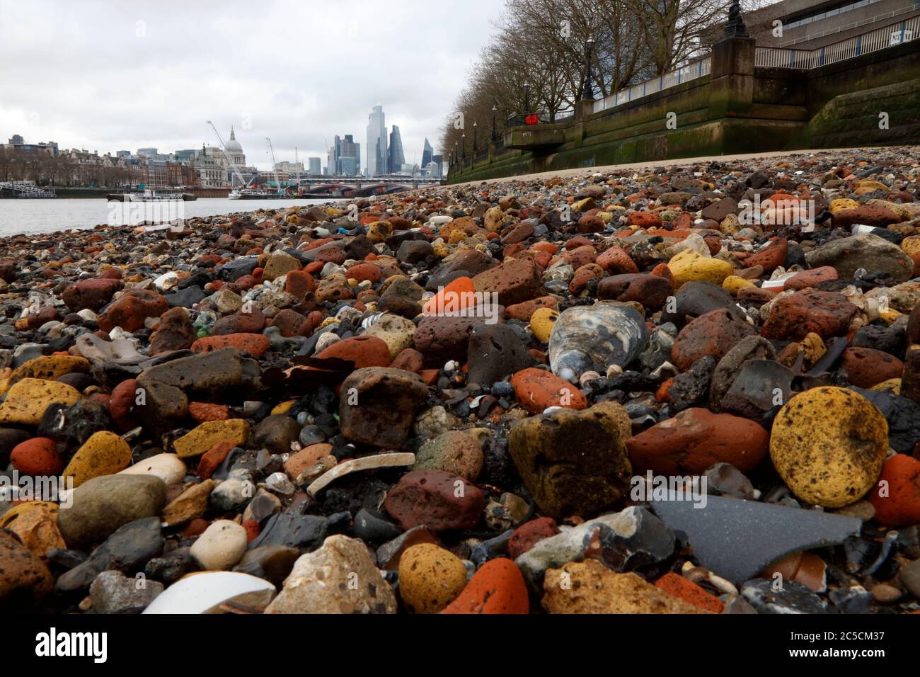 Ville de Londres depuis la Tamise à marée basse, South Bank, Londres, Royaume-Uni Banque D'Images