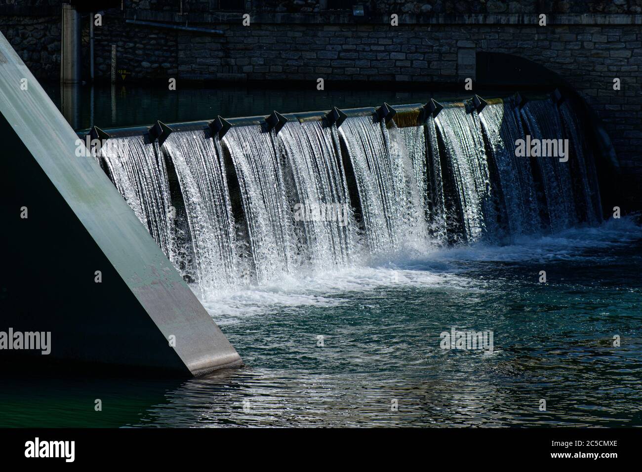 Un petit barrage dans un pays du nord de l'Italie Banque D'Images