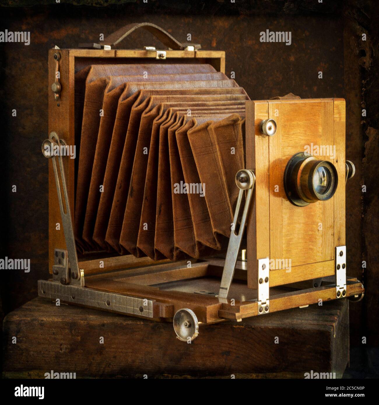 Ancien appareil photo sur fond marron Banque D'Images