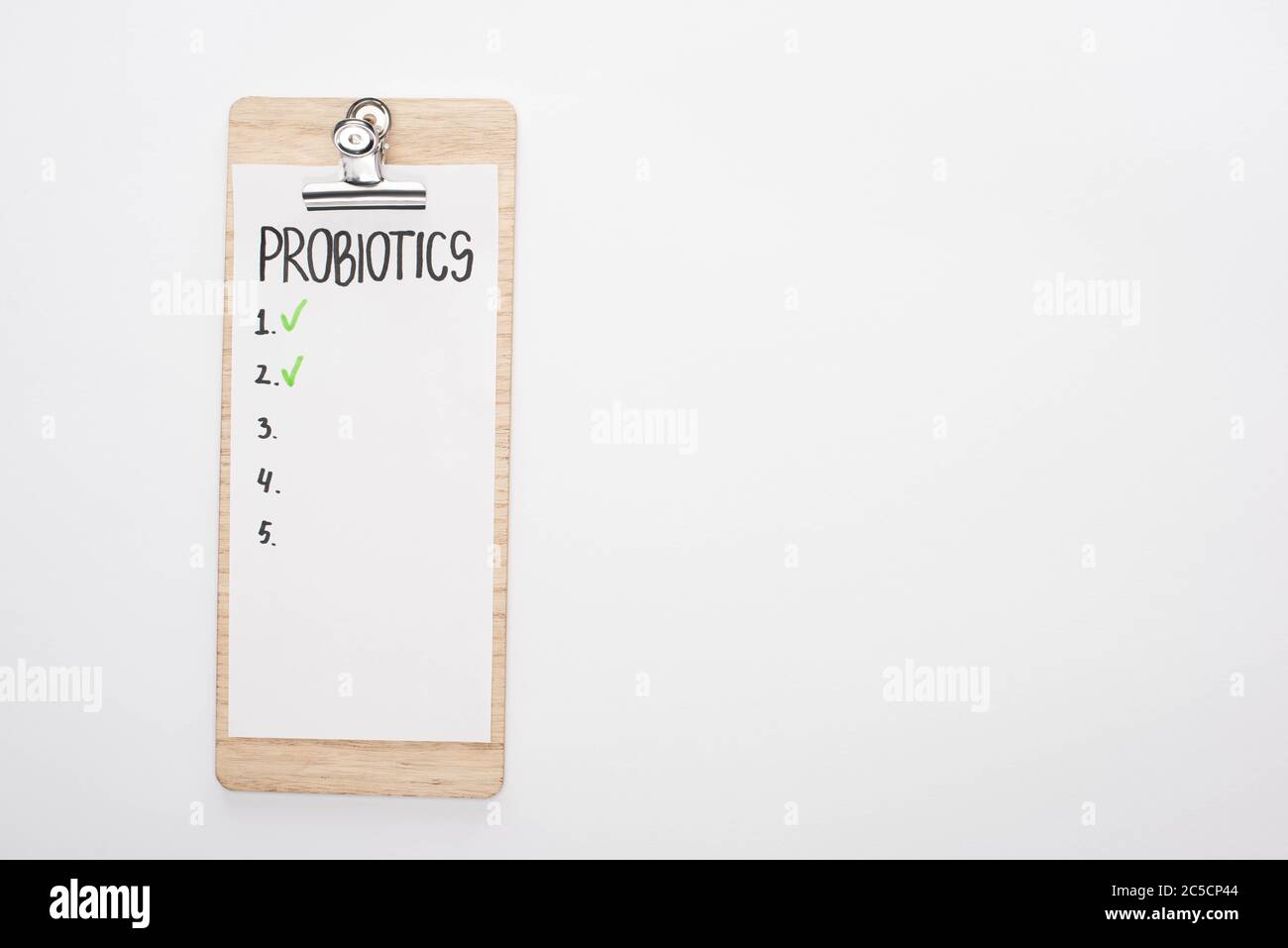 vue de dessus du presse-papiers avec liste de probiotiques vides sur fond blanc Banque D'Images