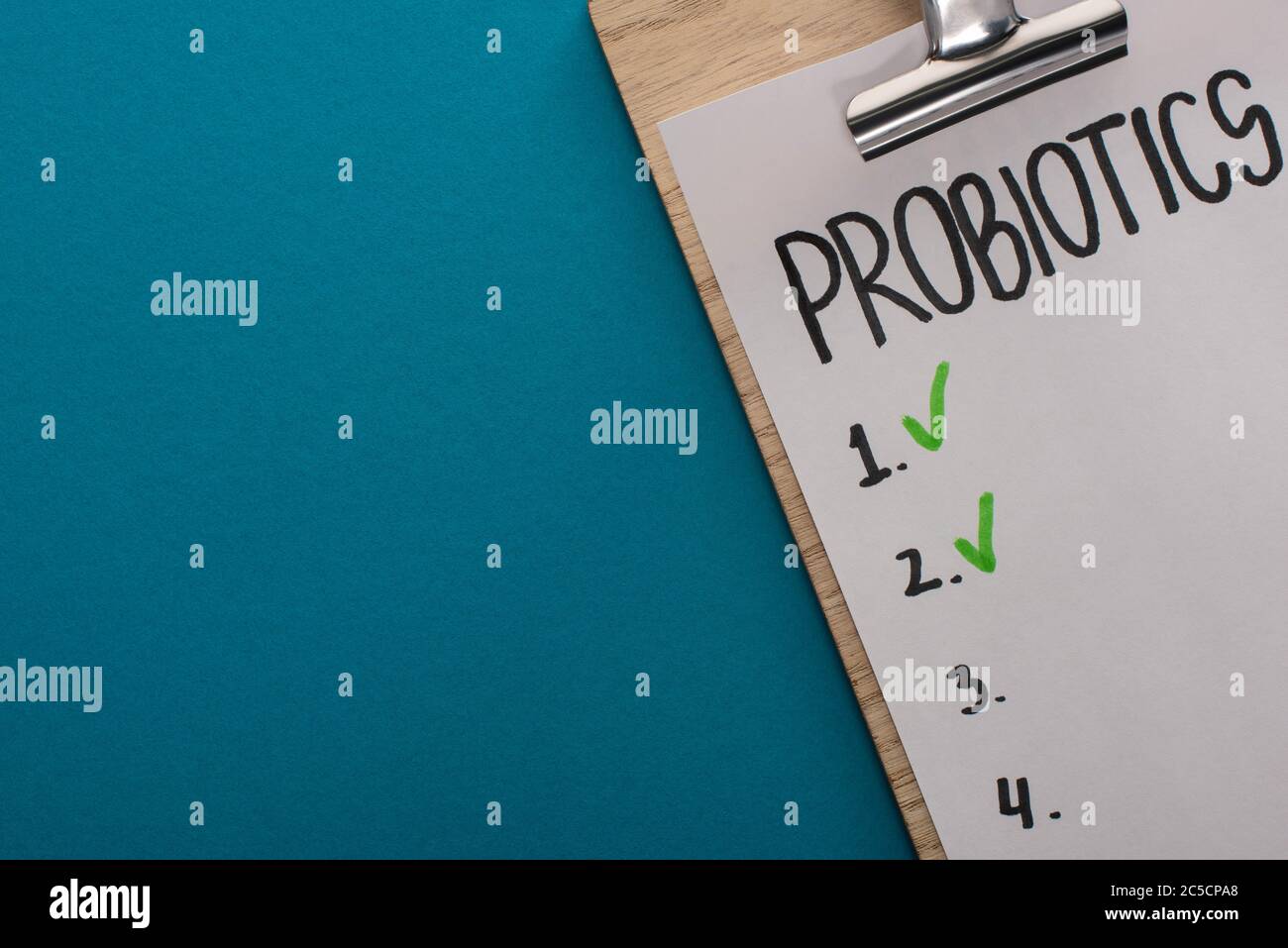 vue de dessus du presse-papiers avec liste de probiotiques vides sur fond bleu Banque D'Images