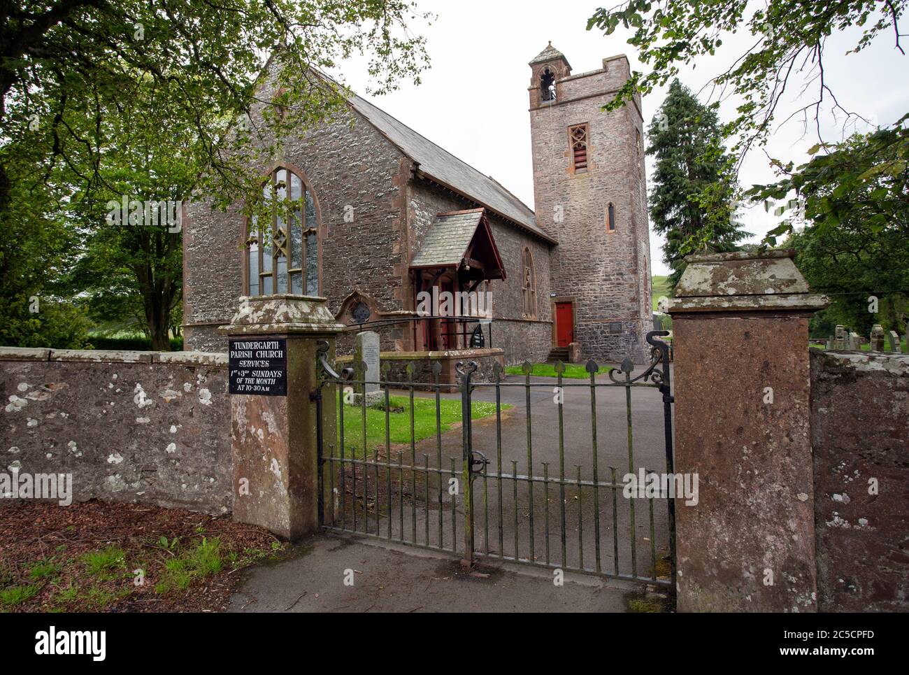 L'église de Tundergarth et la salle du souvenir en face du champ où le cône de nez du vol 103 de Pan Am s'est écrasé dans Lockerbie, Dumfriesshire Banque D'Images