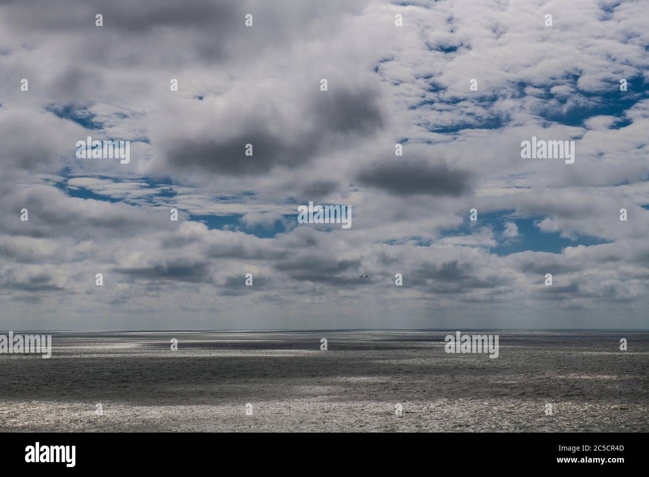 La côte au large de Southherndown sur la côte du patrimoine de Glamourgan, la vallée de Glamourgan, dans le sud du pays de Galles. Taches de lumière du soleil sur la mer et les falaises et le ciel bleu. Banque D'Images