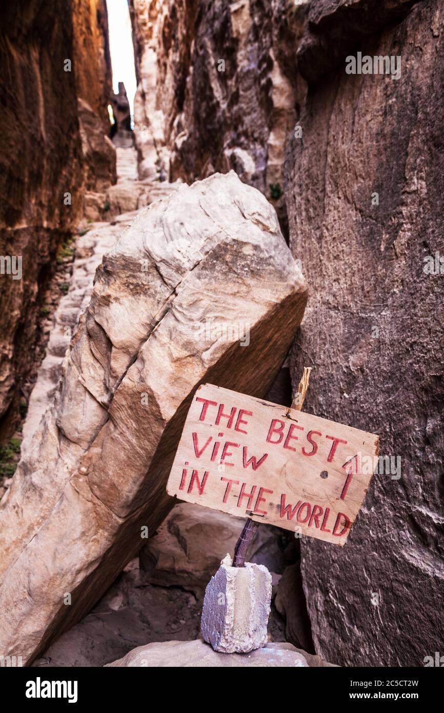 Un panneau touristique humoristique dans le canyon de Siq Al-Barid ou de la petite Petra en Jordanie. Banque D'Images