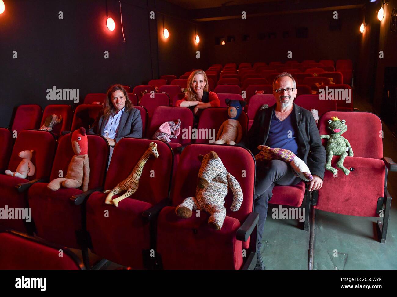 Berlin, Allemagne. 1er juillet 2020. Sascha Grunow (l-r), Martina Klier et Christos Acrivulis, les opérateurs du cinéma d'art Klick, se trouvent entre les animaux en peluche de l'entretoise dans la salle de cinéma. Le cinéma rouvrira maintenant le 02.07.2020 après le verrouillage dû à l'épidémie de corona. Au lieu des 83 sièges, seuls 18 sièges peuvent être occupés si les règles de distance sont respectées. Les prix d'admission sont restés les mêmes. Les jouets sont fournis par un designer voisin de Windscheidstraße, qui peut également être acheté auprès d'elle. Credit: Jens Kalaene/dpa-Zentralbild/dpa/Alay Live News Banque D'Images