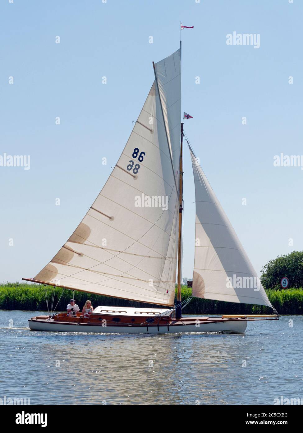 Yacht traditionnel de croisière de Norfolk River sur la rivière Bure approchant le dke de la flotte en direction de South Walsham. Banque D'Images