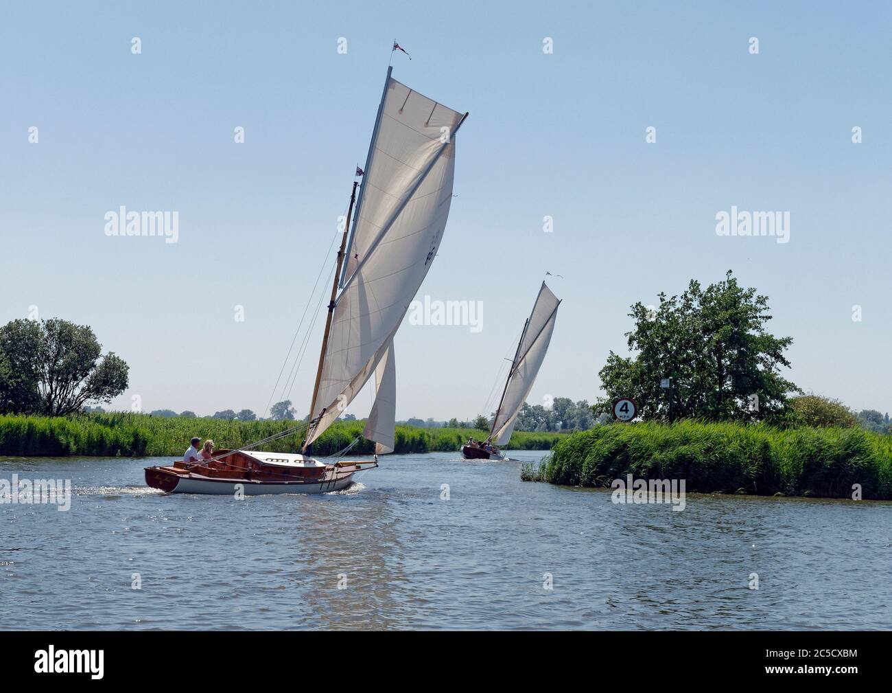 Les yachts de croisière traditionnels de la Norfolk River Cruiser Class sur la rivière Bure se transforment en Fleet Dyke en direction de South Walsham. Banque D'Images