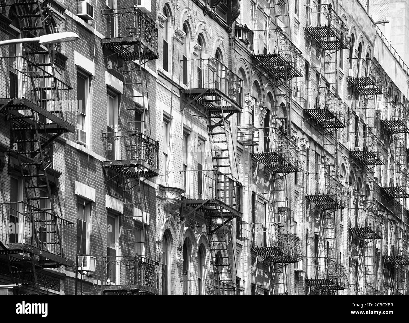 Photo en noir et blanc des anciens bâtiments résidentiels de Manhattan avec des évasions de feu, New York City, États-Unis. Banque D'Images