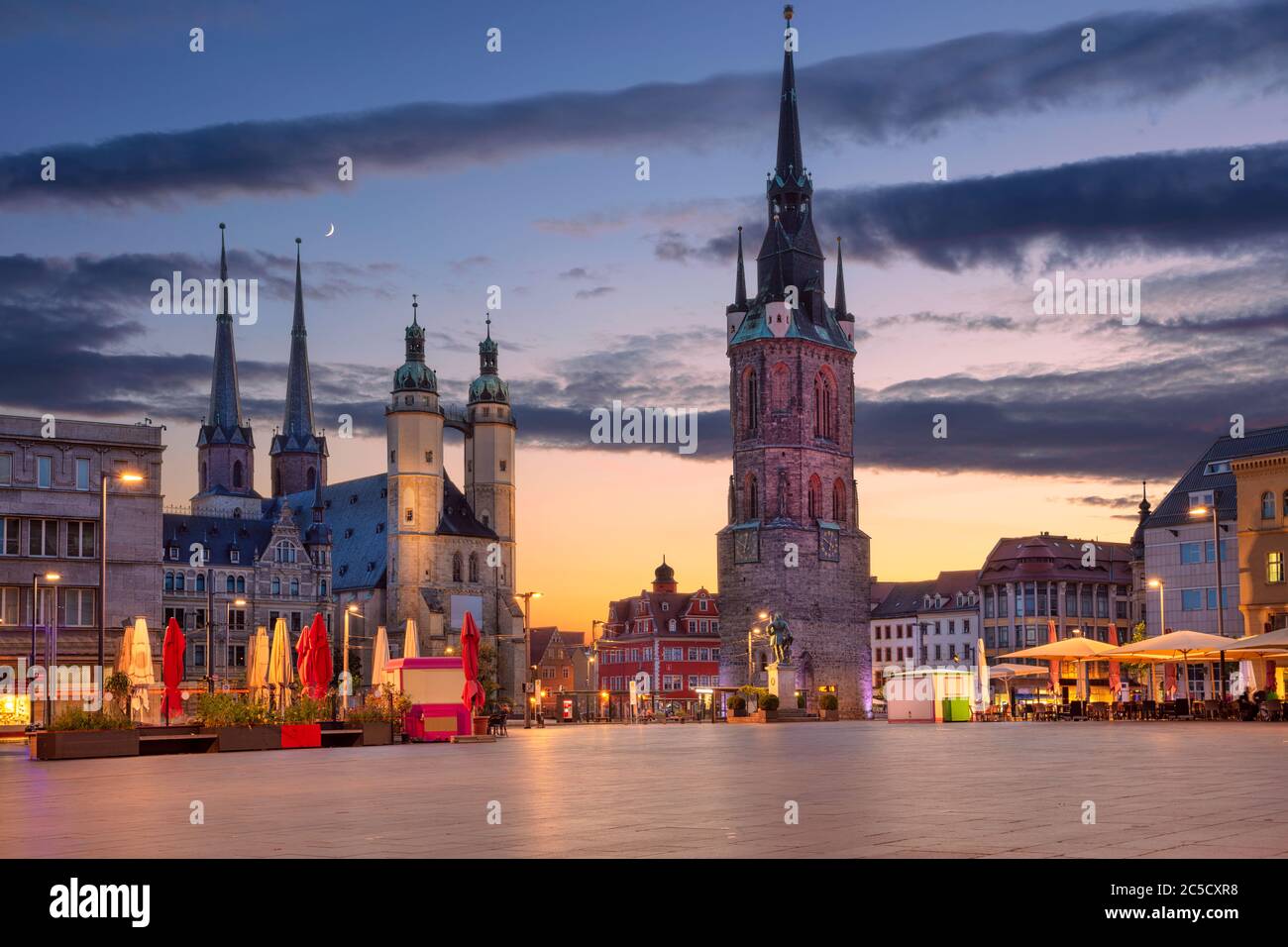Halle, Allemagne. Image de paysage urbain du centre-ville historique de Halle (Saale) avec la Tour Rouge et la place du marché pendant un coucher de soleil spectaculaire. Banque D'Images
