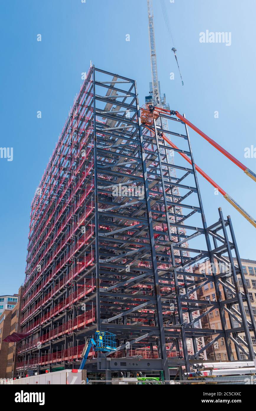 Cadre en acier d'un nouveau bâtiment en cours de construction à Lionel Street, centre-ville de Birmingham, royaume-uni Banque D'Images
