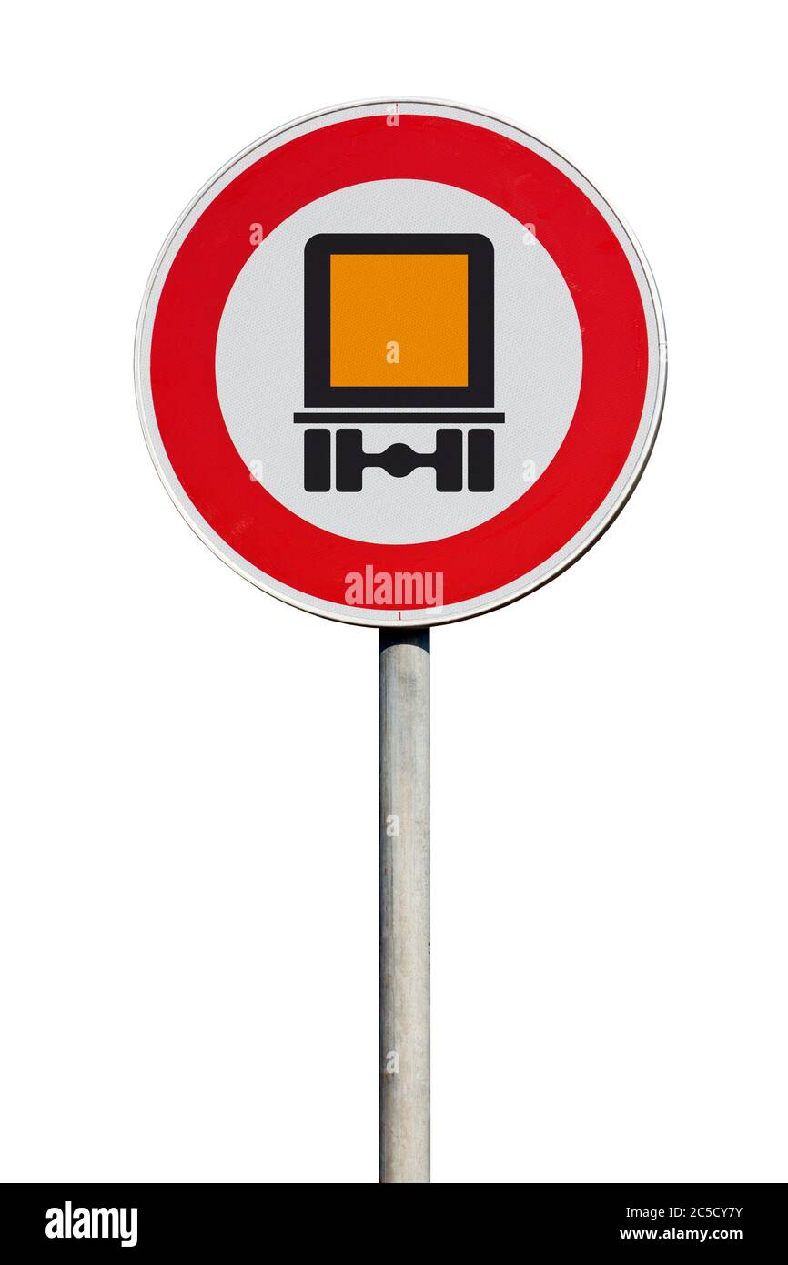Panneau de signalisation routière isolé - entrée interdite pour les véhicules avec des marchandises dangereuses Banque D'Images