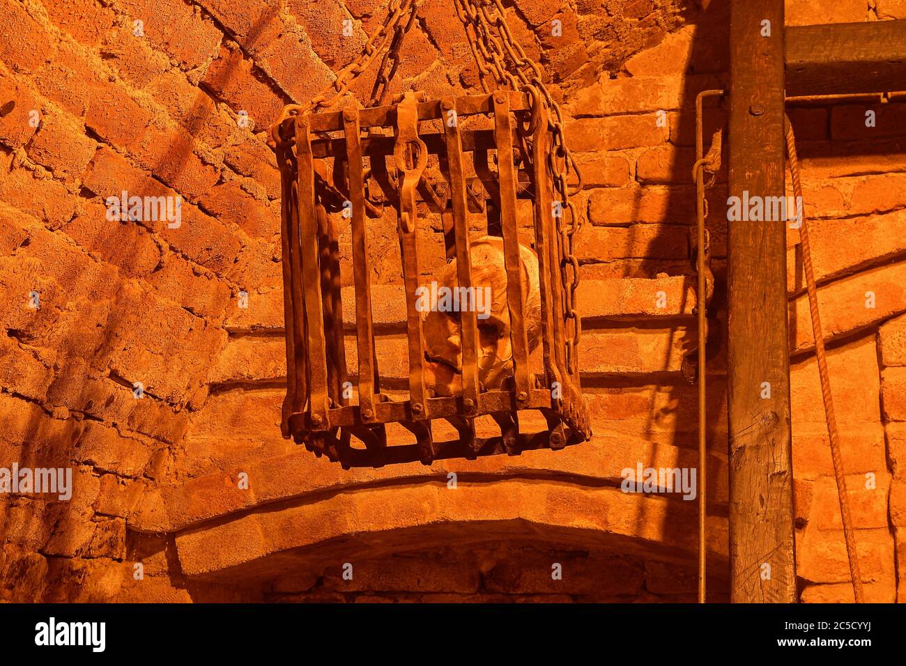 Cage de torture médiévale suspendue en fer. Torture médiévale Banque D'Images