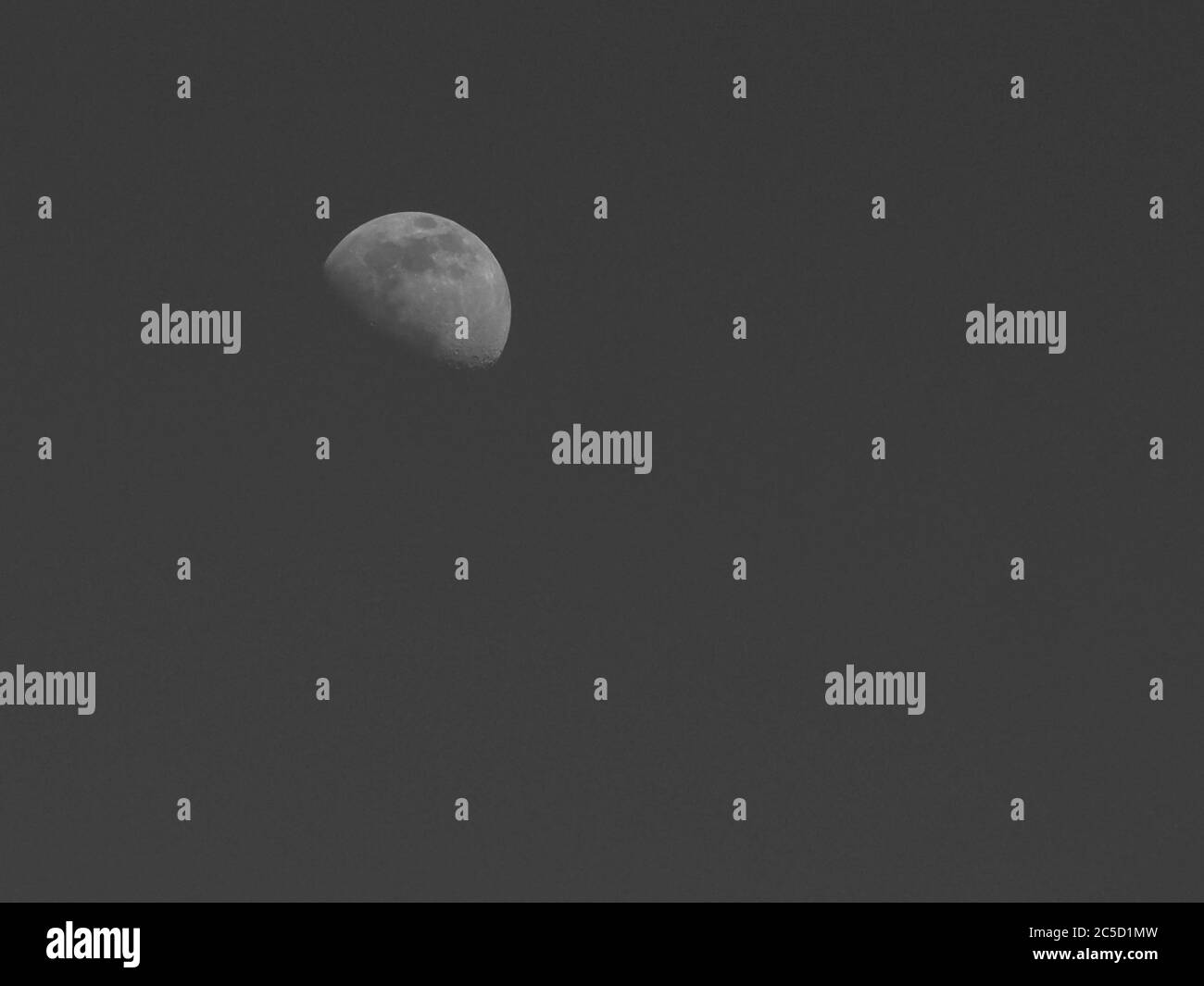 Ciel sombre avec pleine lune et feux d'artifice dans le reflet de la mer Banque D'Images