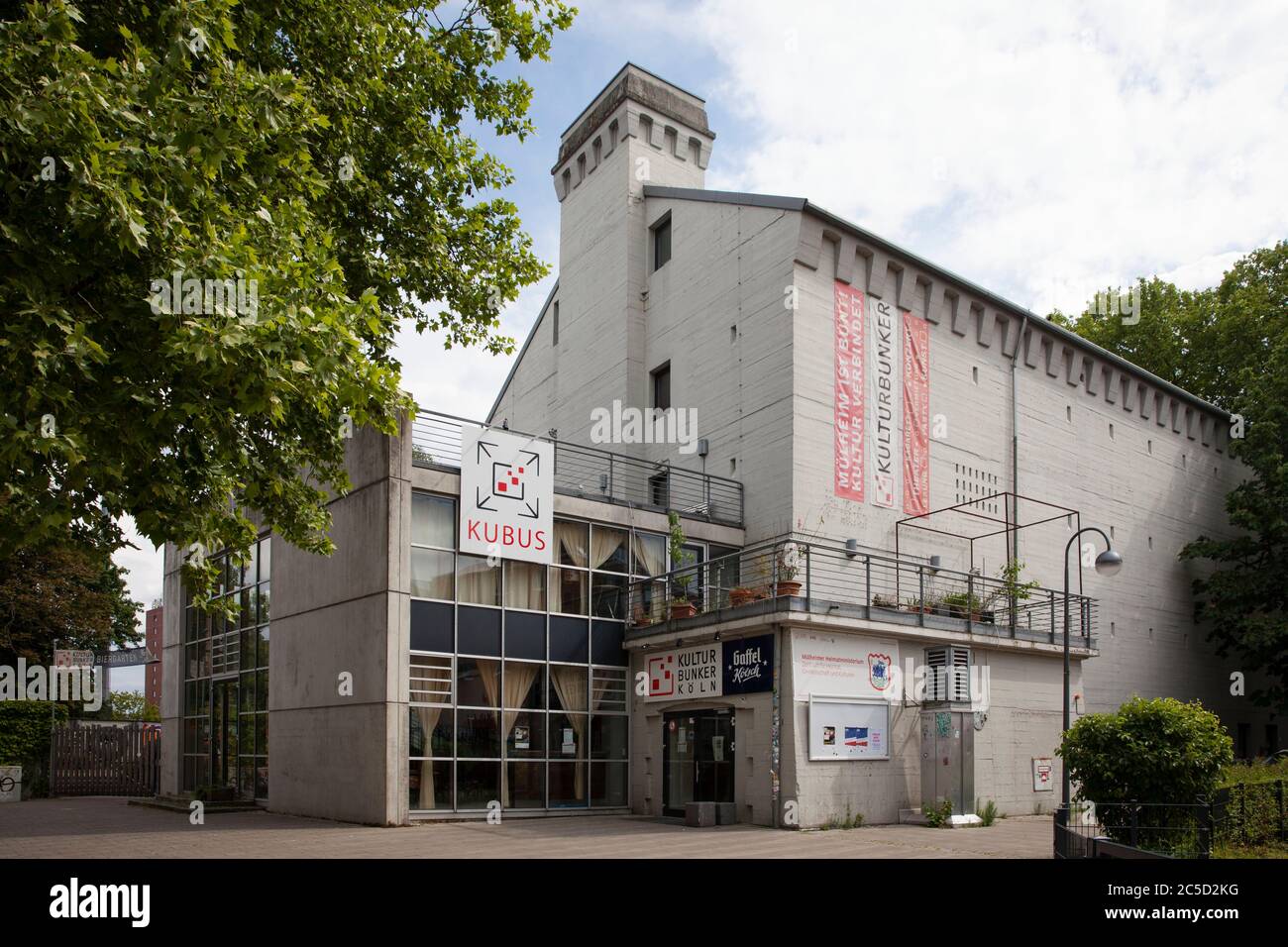 Kulturbunker (bunker culturel) sur la rue Berliner dans le quartier Muelheim, ancien haut bunker de la Seconde Guerre mondiale, aujourd'hui un centre culturel, Colo Banque D'Images