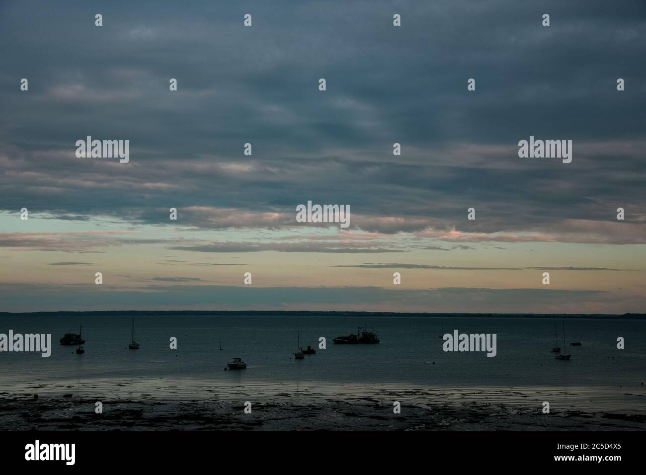 Côte de Cancale (Bretagne, France). Amarrer des bateaux au coucher du soleil. Banque D'Images