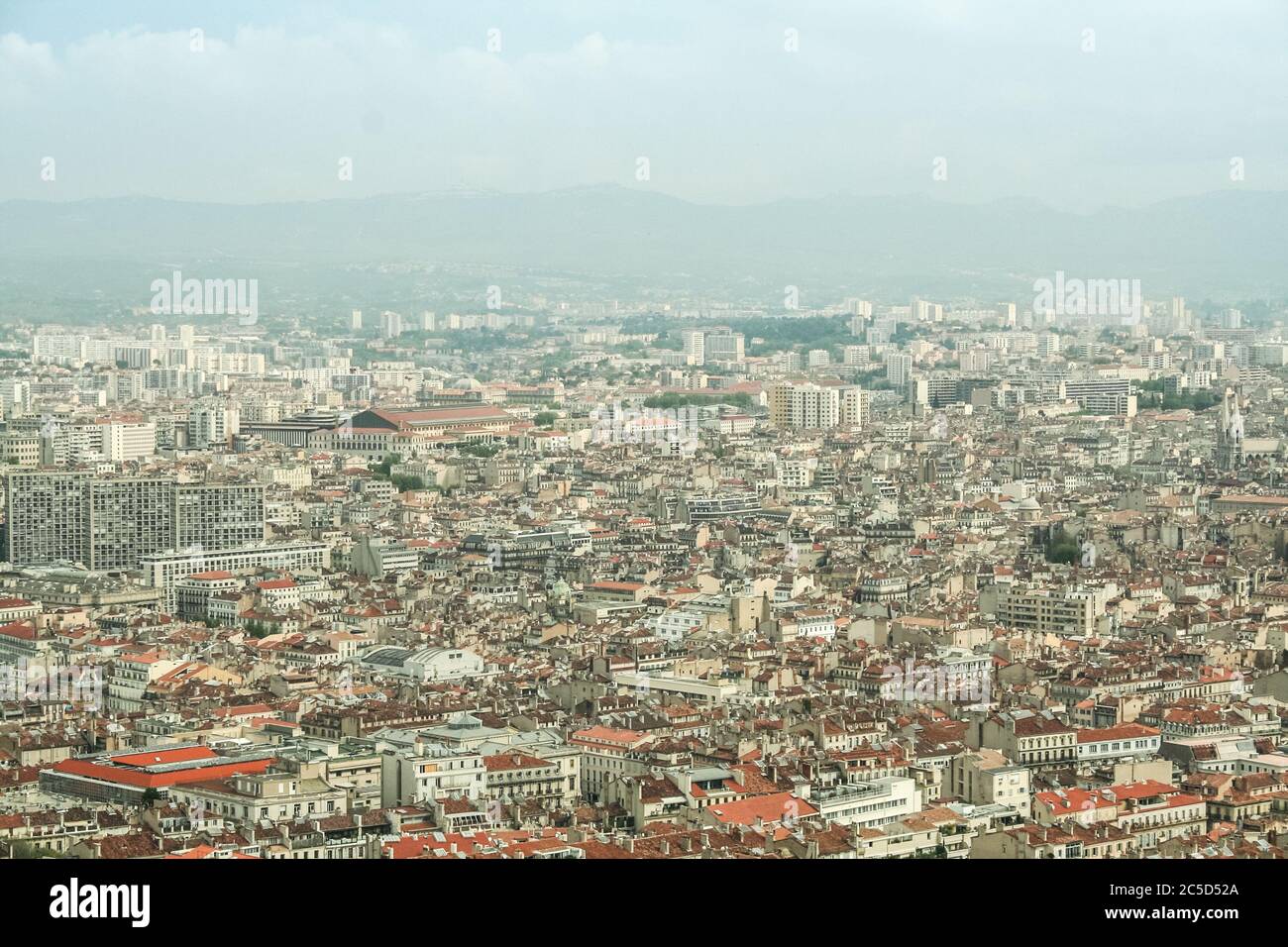 Vue aérienne de Marseille, avec un accent sur Belsunce et Saint Charles, quartiers à forte densité urbaine, pendant une journée polluée. Marseille est un Medit Banque D'Images