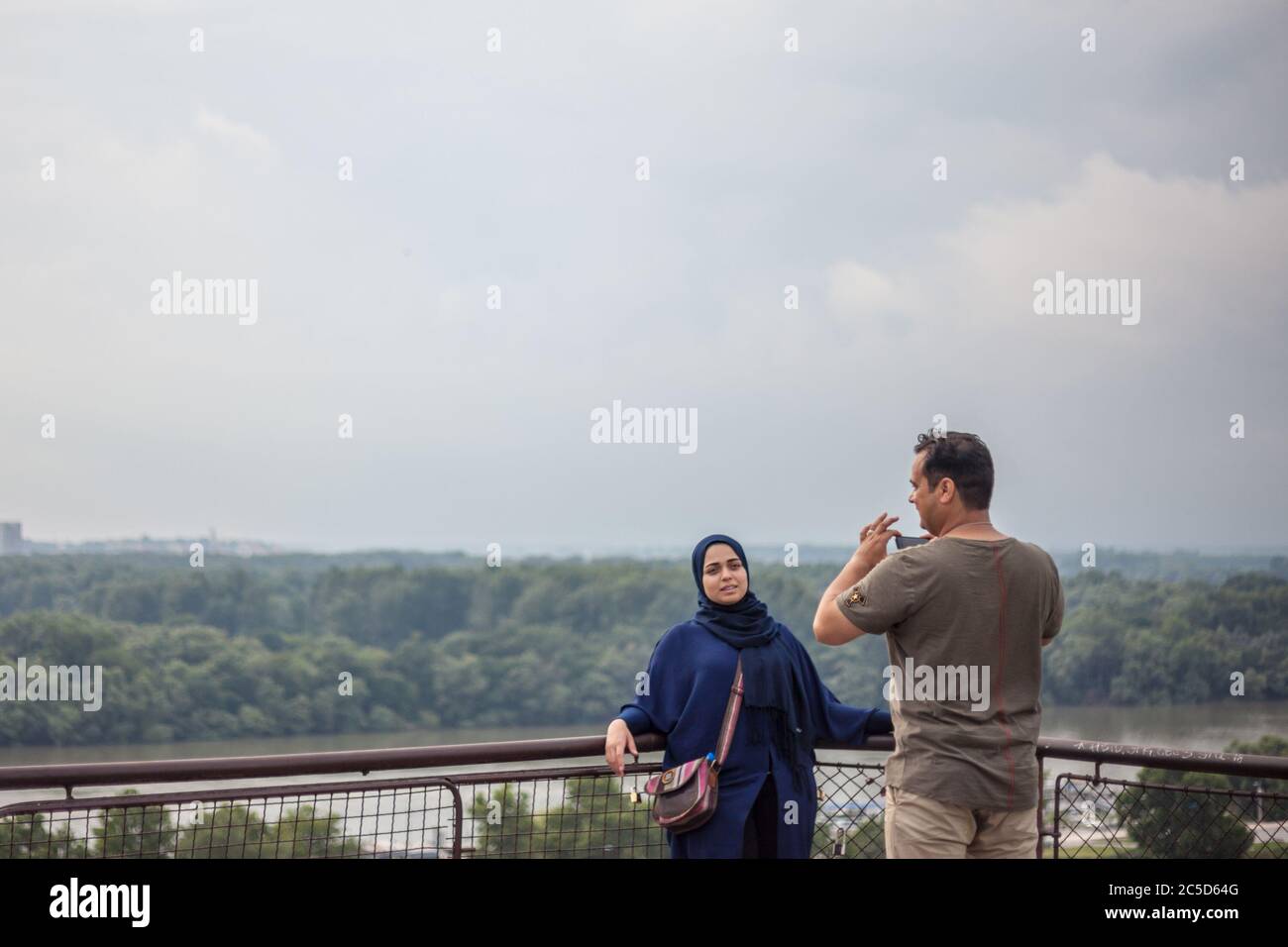 BELGRADE, SERBIE - 7 JUILLET 2018 : jeune femme, du Moyen-Orient, touriste portant le voile islamique, prise en photo à Kalemegdan pour Banque D'Images