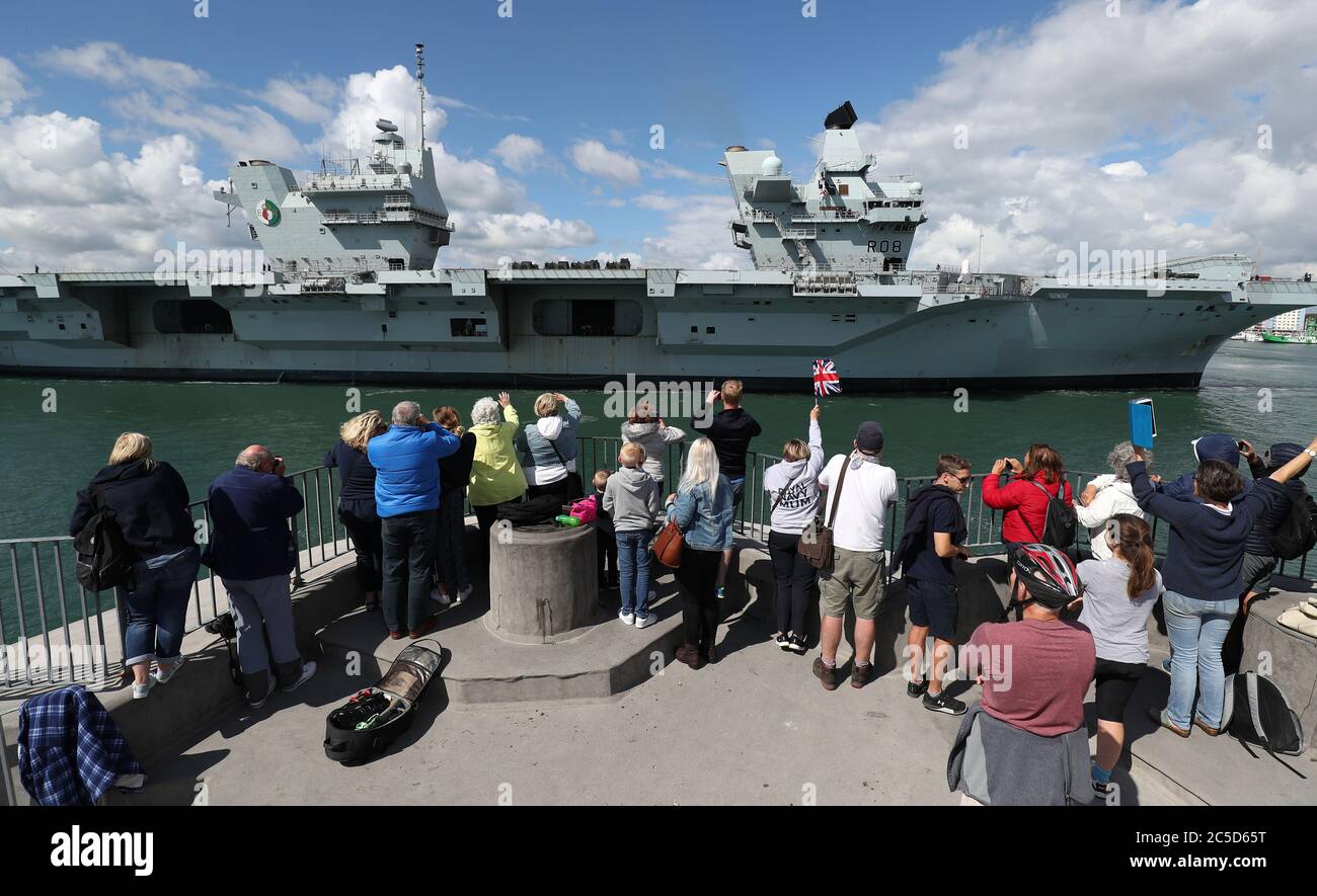 Les gens se déferent de la tour ronde alors que le HMS Queen Elizabeth revient à la base navale de Portsmouth après avoir effectué des essais en mer et en vol avec des jets F35B Lightning pour le préparer à la préparation du Carrier Strike Group avant son premier déploiement opérationnel l'année prochaine. Banque D'Images