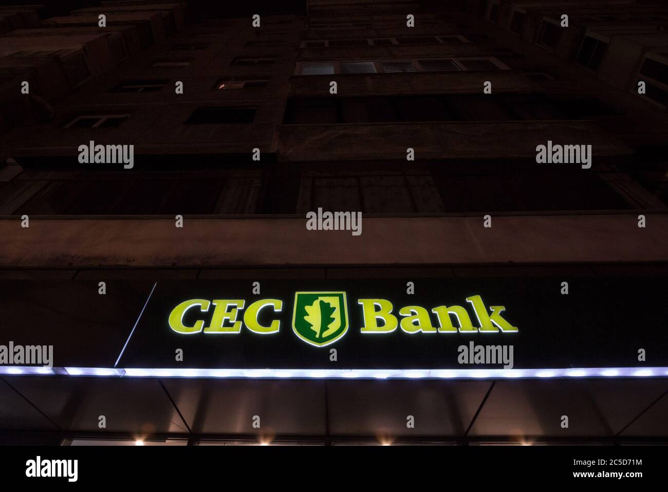 BUCAREST, ROUMANIE - 11 FÉVRIER 2020 : logo de la CEC en face d'une banque locale de Bucarest. La banque CEC, ou casa de economii si consemnatiuni, est une rom Banque D'Images