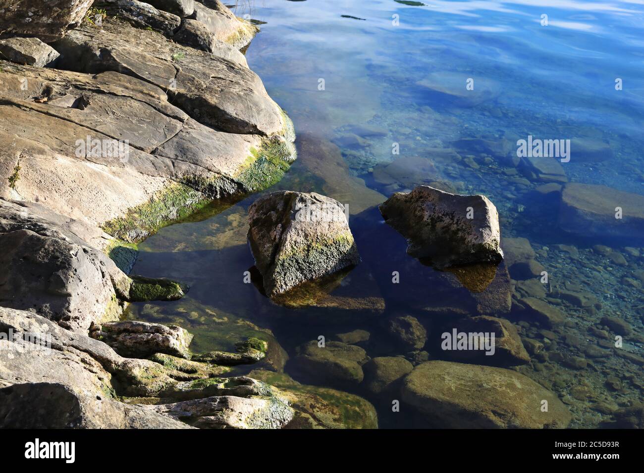 Bord du lac Aegeri (Ägerisee) avec des rochers et de l'eau douce claire, Suisse Banque D'Images