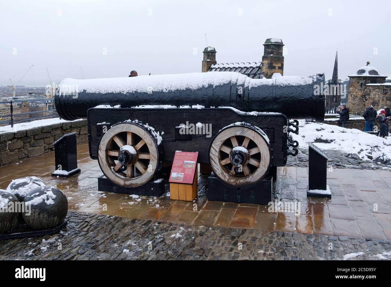 Canon Mons Meg recouvert de neige au château d'Édimbourg en hiver Banque D'Images