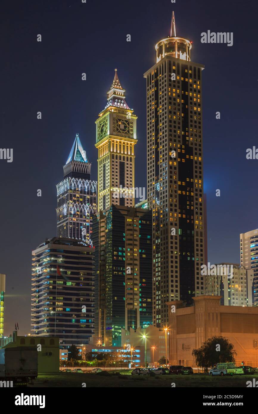 Gratte-ciel à Dubaï la nuit Banque D'Images