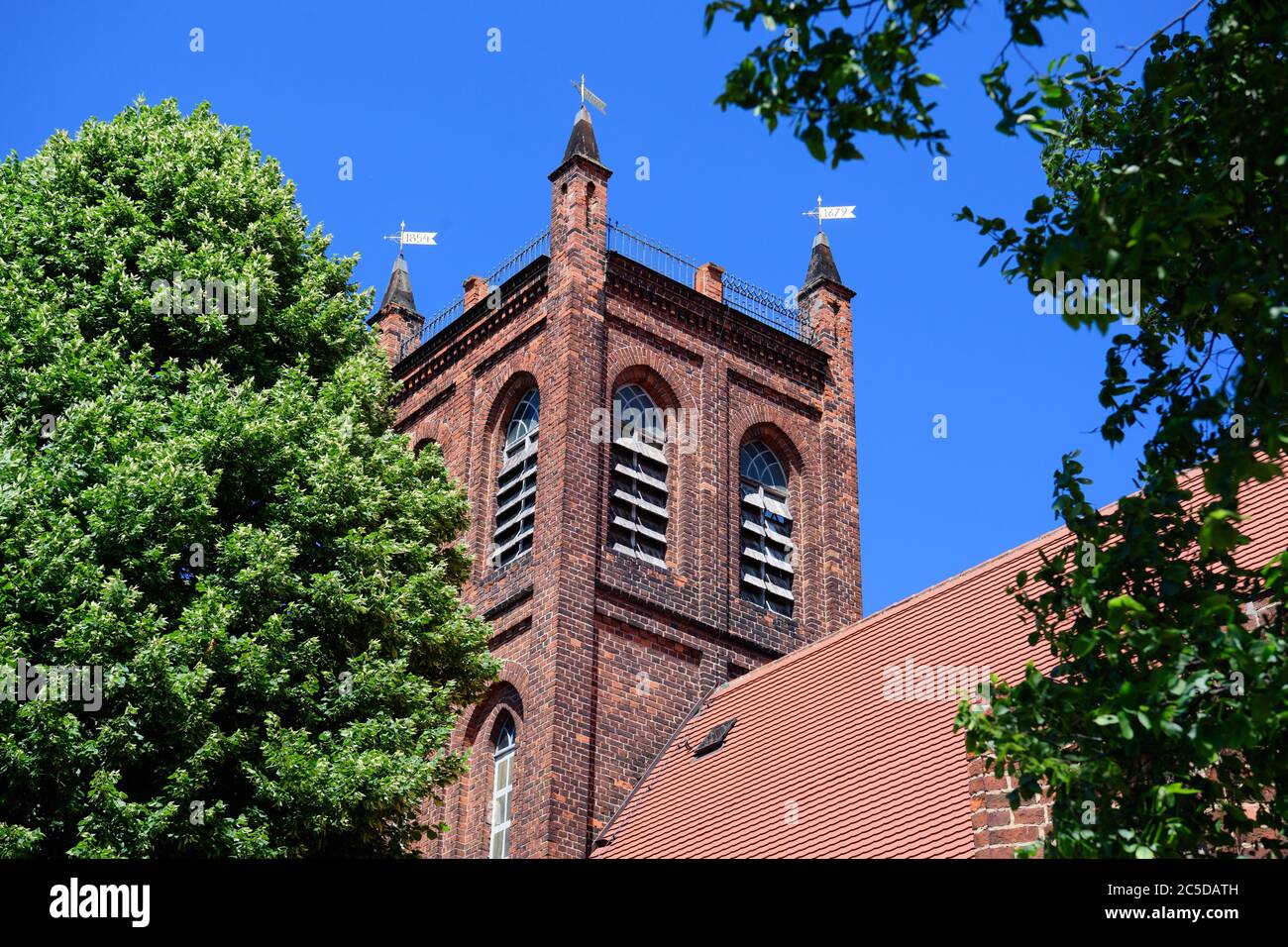 30 juin 2020, Brandebourg, Drebkau/OT Leuthen: L'église au centre du quartier de Drebkau de Leuthen est un bâtiment en brique de style gothique tardif qui a été mentionné pour la première fois dans un document en 1346. L'église du village est l'une des plus importantes du quartier de Cottbus. La tour ouest et un porche ont été construits en 1854. Photo: Soeren Stache/dpa-Zentralbild/ZB Banque D'Images