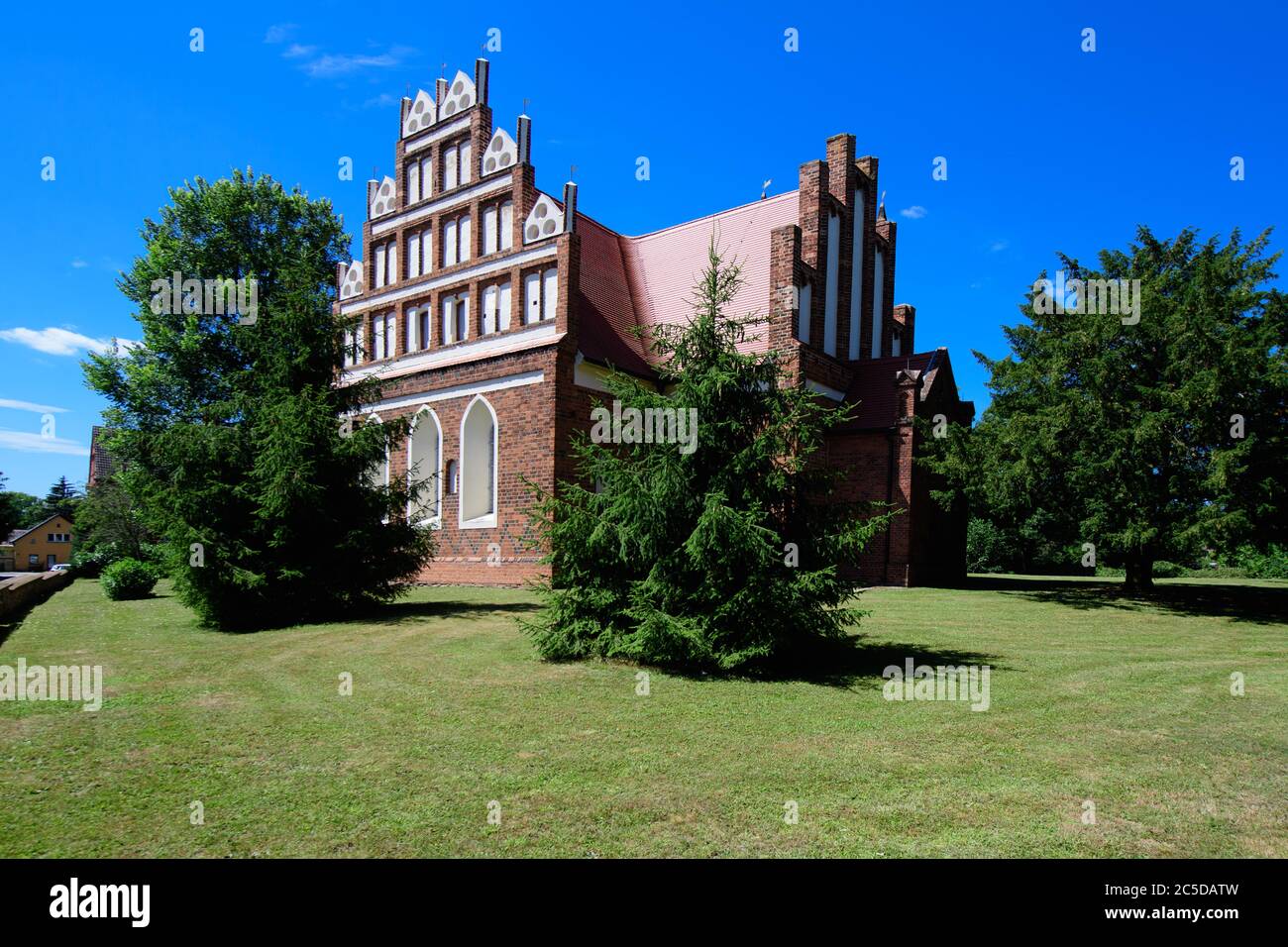 30 juin 2020, Brandebourg, Drebkau/OT Leuthen: L'église au centre du quartier de Drebkau de Leuthen est un bâtiment en brique de style gothique tardif qui a été mentionné pour la première fois dans un document en 1346. L'église du village est l'une des plus importantes du quartier de Cottbus. La tour ouest et un porche ont été construits en 1854. Photo: Soeren Stache/dpa-Zentralbild/ZB Banque D'Images