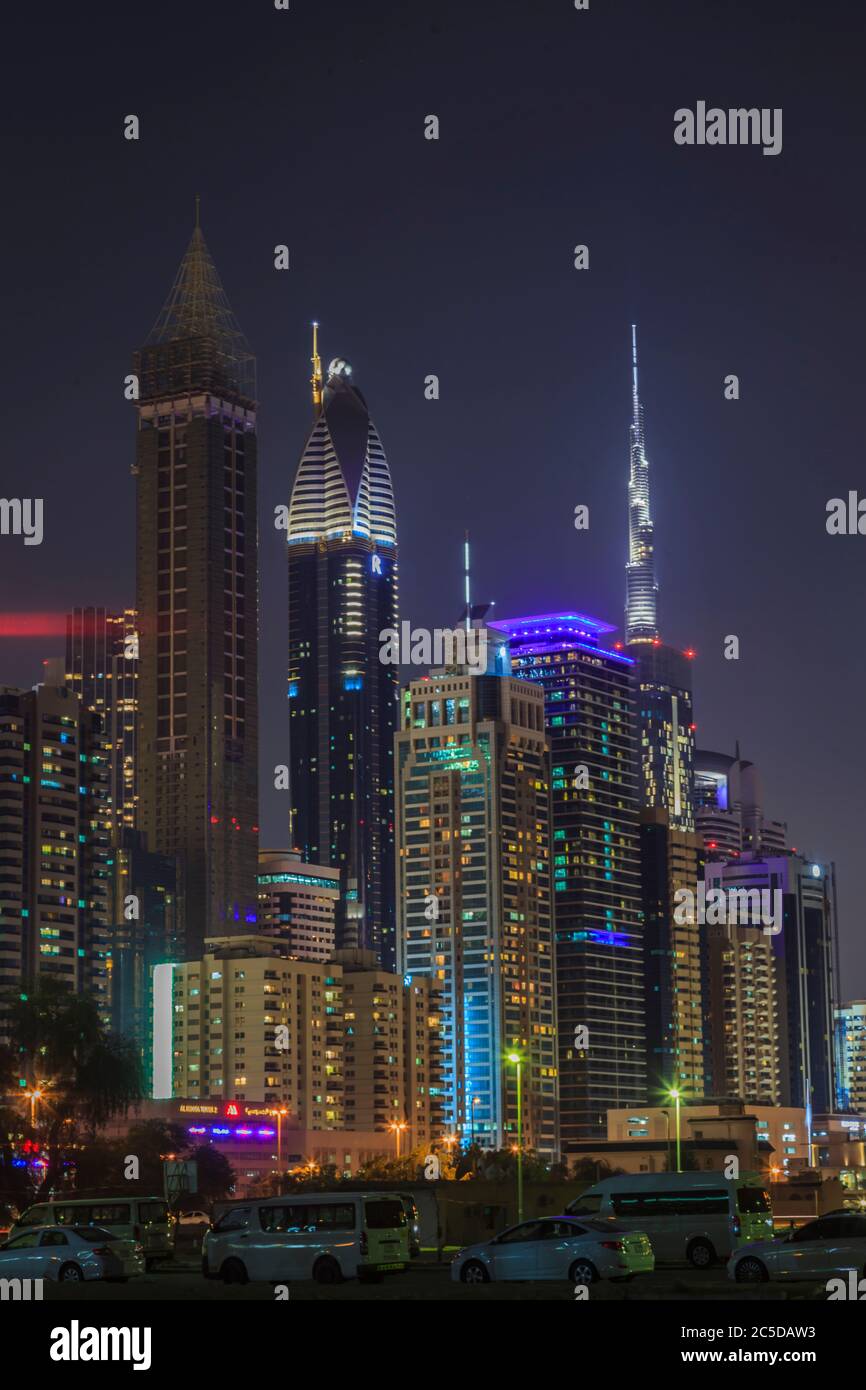 Photo des gratte-ciels de Dubaï la nuit Banque D'Images