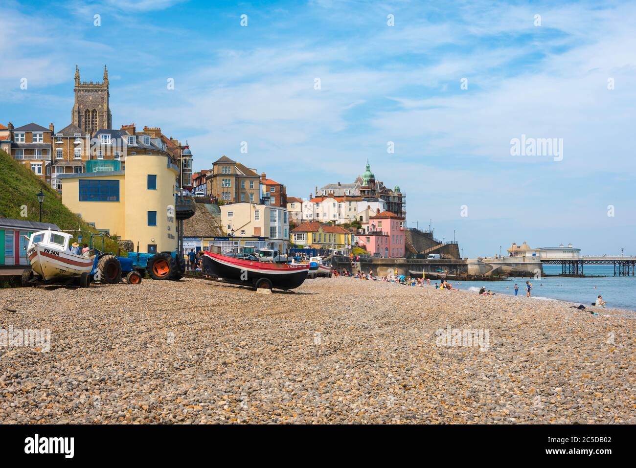 Cromer Beach UK, vue en été des personnes qui bronzer sur la plage à Cromer sur la côte nord de Norfolk, East Anglia, Angleterre, Royaume-Uni. Banque D'Images