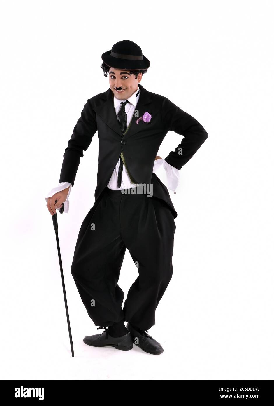 Acteur masculin dans la personnification de Charlie Chaplin sur fond blanc. Banque D'Images