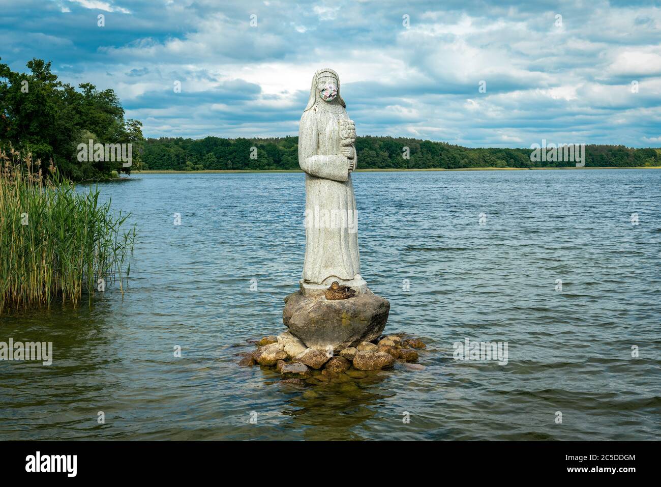 Le lac de Wutzsee à Lindow avec la nonne blanche portant un masque facial Banque D'Images