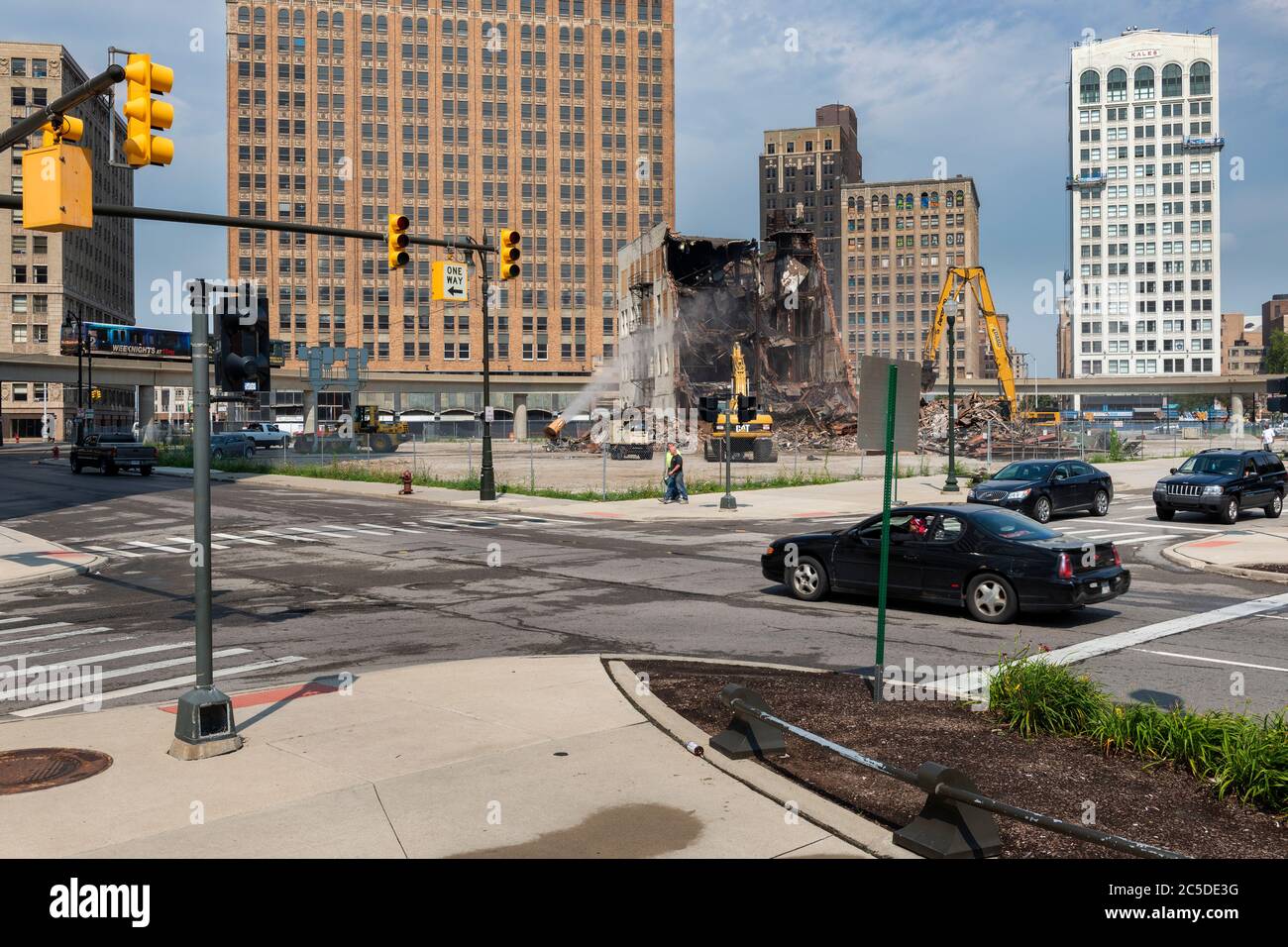 Detroit, Michigan, États-Unis - le 19 août 2014 : un bâtiment est en train d'être démoli au centre-ville de Detroit. Banque D'Images