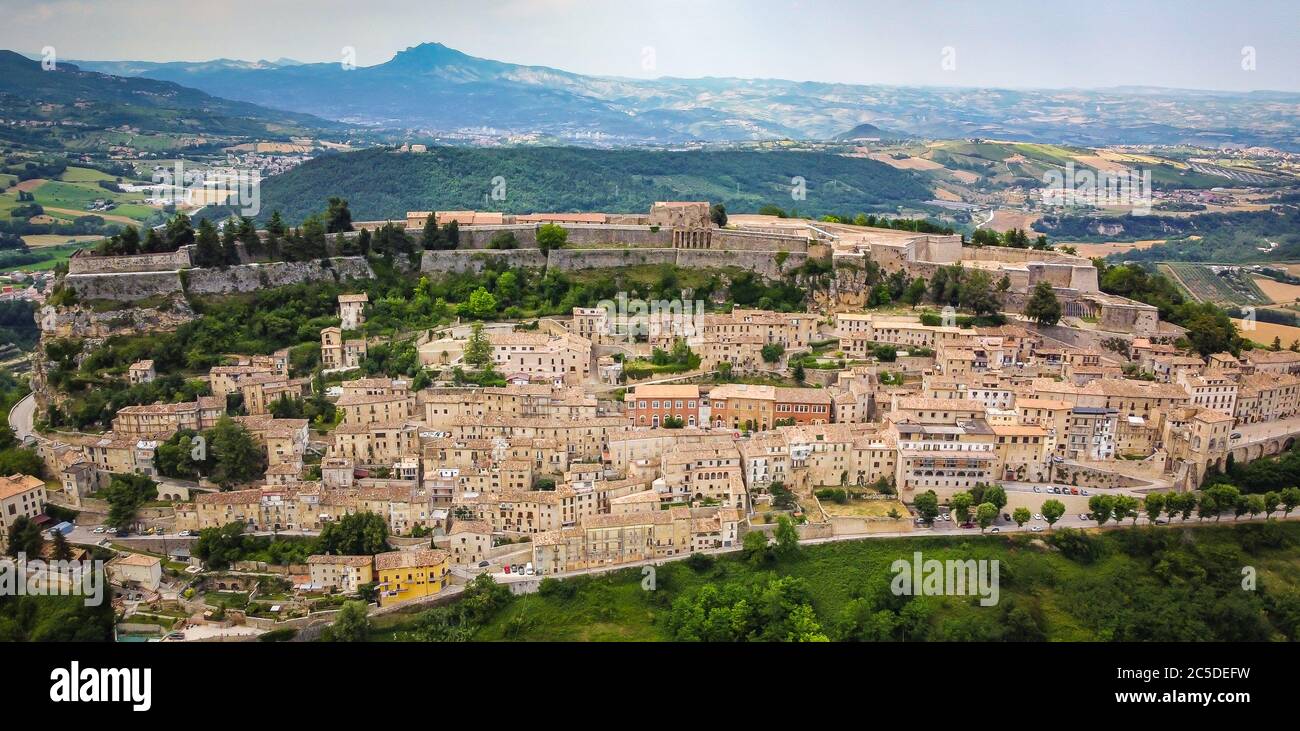 Civitella del Tronto - vue panoramique d'en haut de la belle colline de 16th siècle de Civitella del Tronto dans la région des Abruzzes, italie - Europe. Banque D'Images