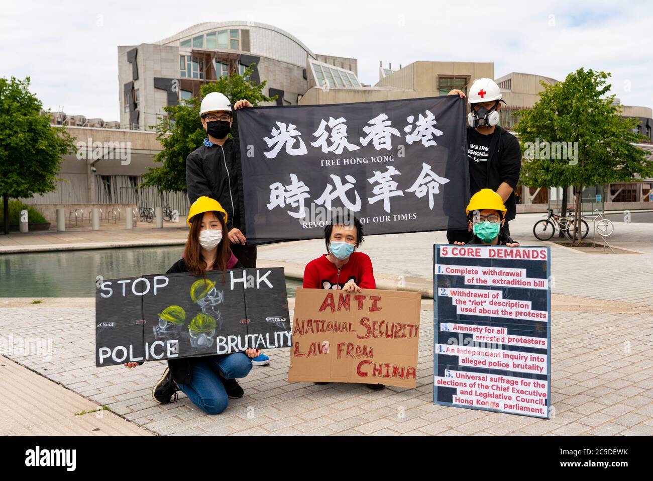 Edimbourg, Ecosse, Royaume-Uni. 2 juillet 2020. Des étudiants de Hong Kong du groupe Democracy for Hong Kong en Écosse manifestent aujourd'hui devant le Parlement écossais à Holyrood. Le groupe, qui étudie tous dans les universités écossaises, protestait contre la nouvelle loi de sécurité nationale imposée à Hong Kong par Pékin. Ils voulaient également que le gouvernement britannique étende son offre de résidence aux détenteurs de passeports de la BNO aux jeunes générations de Hong Kong, comme elles-mêmes, qui ne sont pas éligibles actuellement. Crédit : Iain Masterton/Alay Live News Banque D'Images