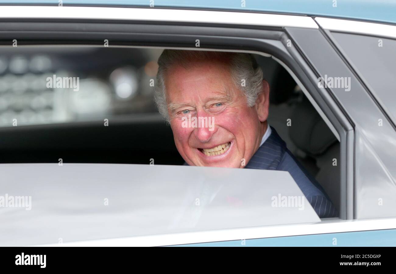 Le Prince de Galles part dans une voiture électrique Audi e-tron, après une visite au siège de formation du métro de Londres à West Kensington, Londres pour rencontrer le personnel de transport for London qui a contribué à maintenir le service de métro tout au long de la pandémie du coronavirus. Banque D'Images