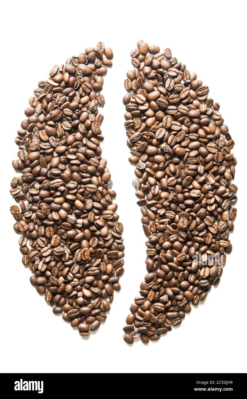 Symbole de grains de café forme faite de grains de café torréfiés isolés sur fond blanc. Gros plan sur une surface brune de l'arôme de la boisson noire à base de caféine Banque D'Images