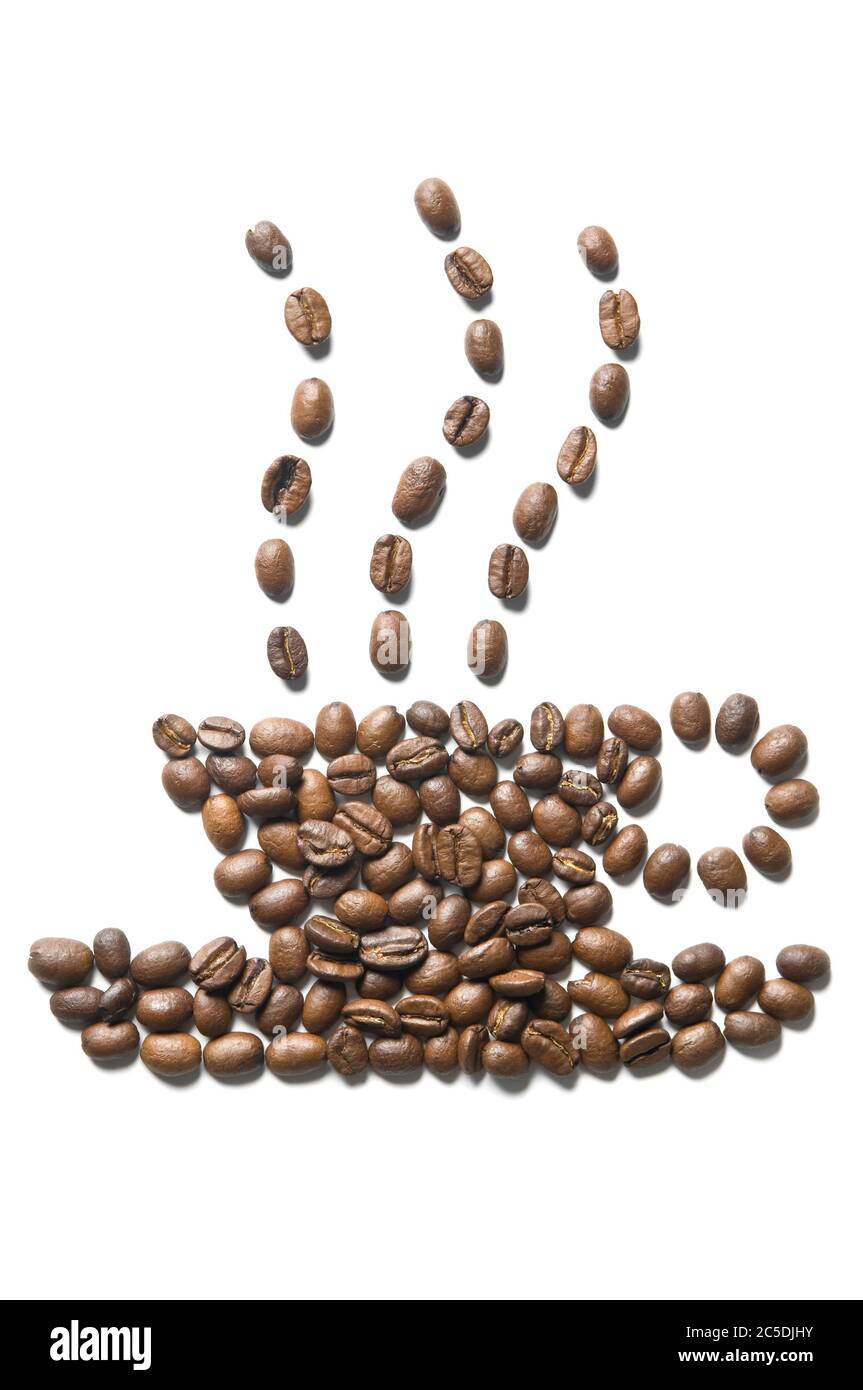 Symbole de tasse de café forme faite de grains de café torréfiés isolés sur fond blanc. Gros plan d'une texture de surface brune de l'arôme noir de caféine boire i Banque D'Images