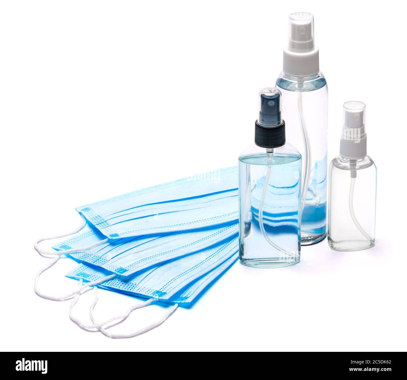 bouteille de crème, lotion, désinfectant ou savon liquide et masque de protection isolé sur fond blanc Banque D'Images